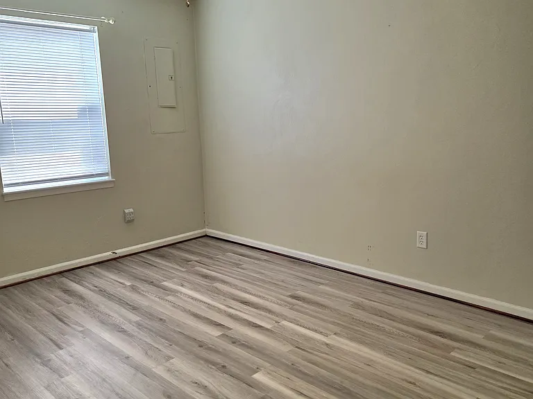 405 Erle Cres #105 — Photo 7