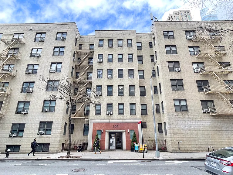 305 W 52nd St #3C — Photo 1