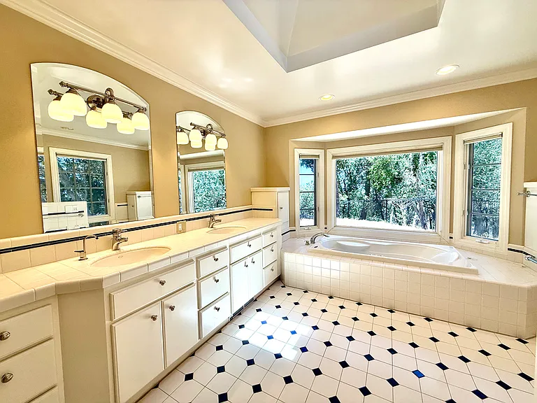 22505 Rolling Hills Rd — Photo 11