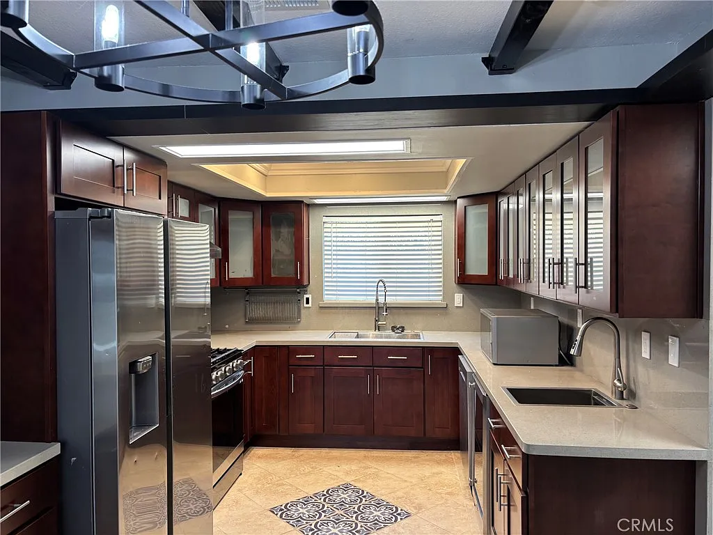 2 bed, 868 sqft, $3,100 — Photo 2