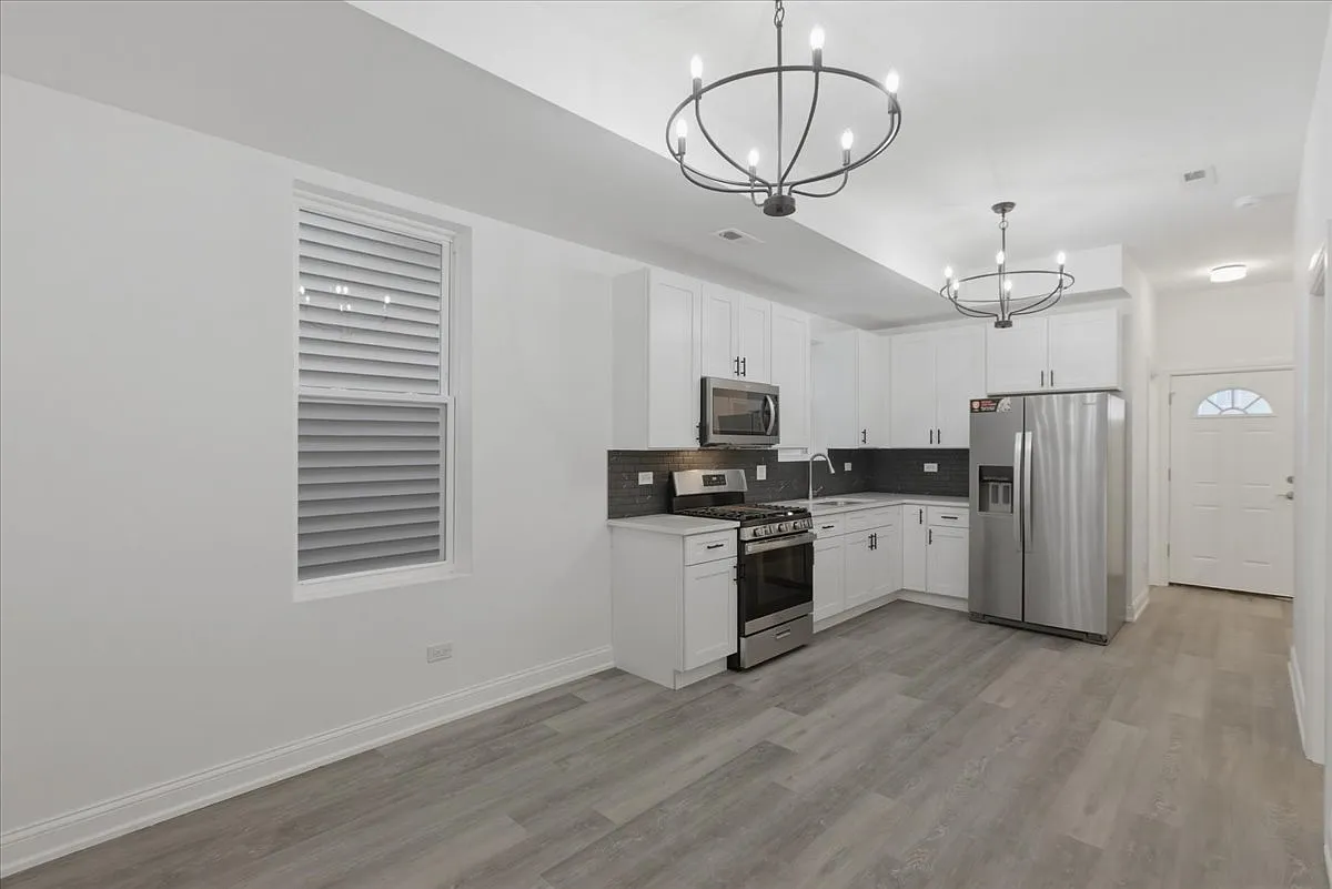 Building Photo - 4521 S Hermitage Ave #1R