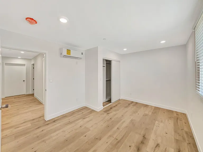 1584 W 37th St — Photo 21