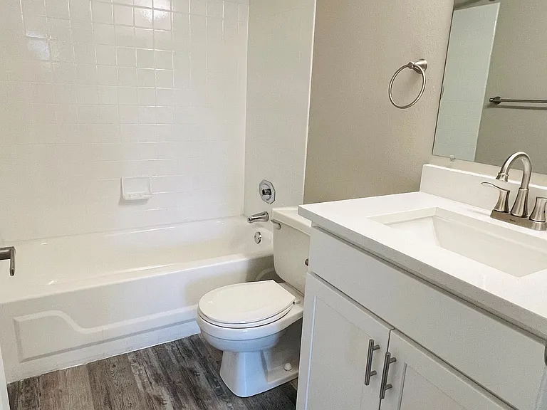 Country Club Place Apartments — Photo 9