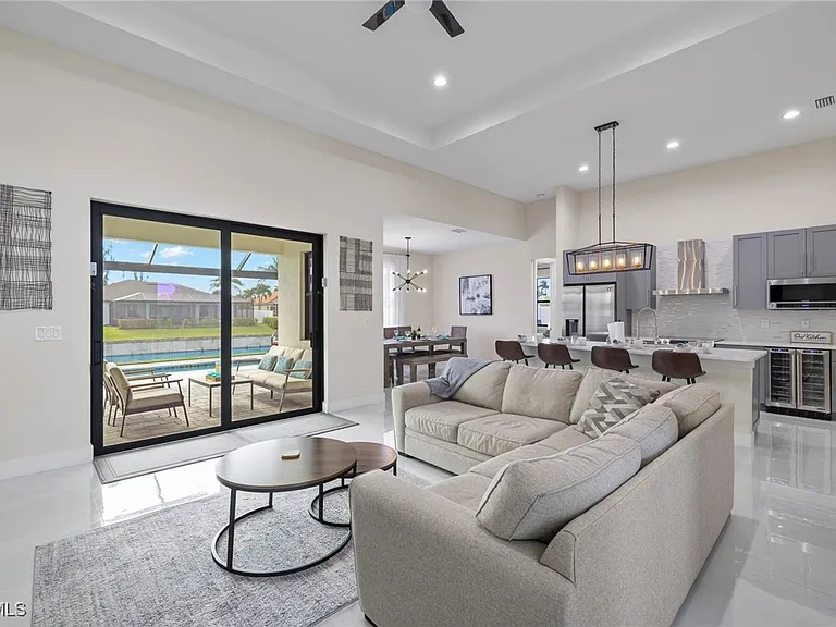 1137 SW 18th Ct — Photo 3