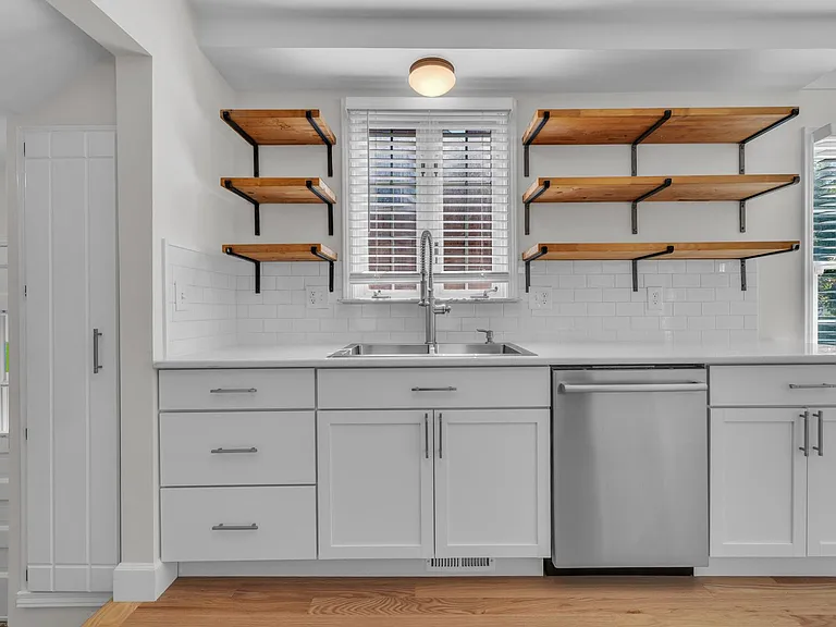 2711 Dorchester Rd — Photo 5