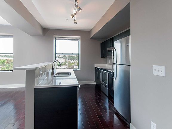 3rd image of 2933 Mary St APT 401