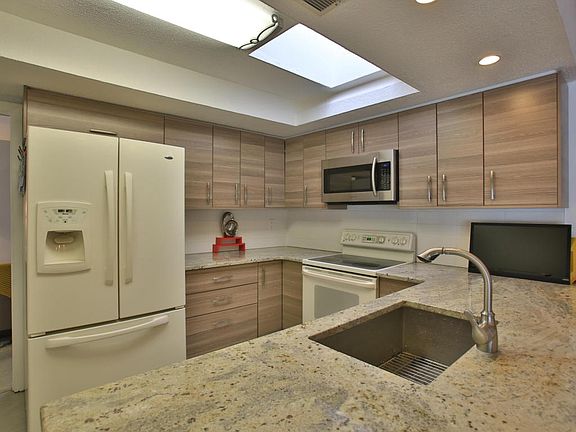 4th image of 216 W Lindenwood Cir
