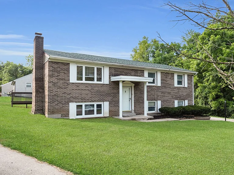 2700 Queenswood Dr — Photo 2