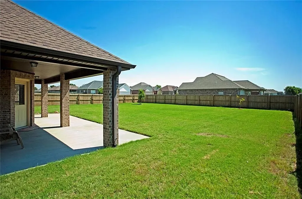 5 bed, 3196 sqft, $3,200 — Photo 2