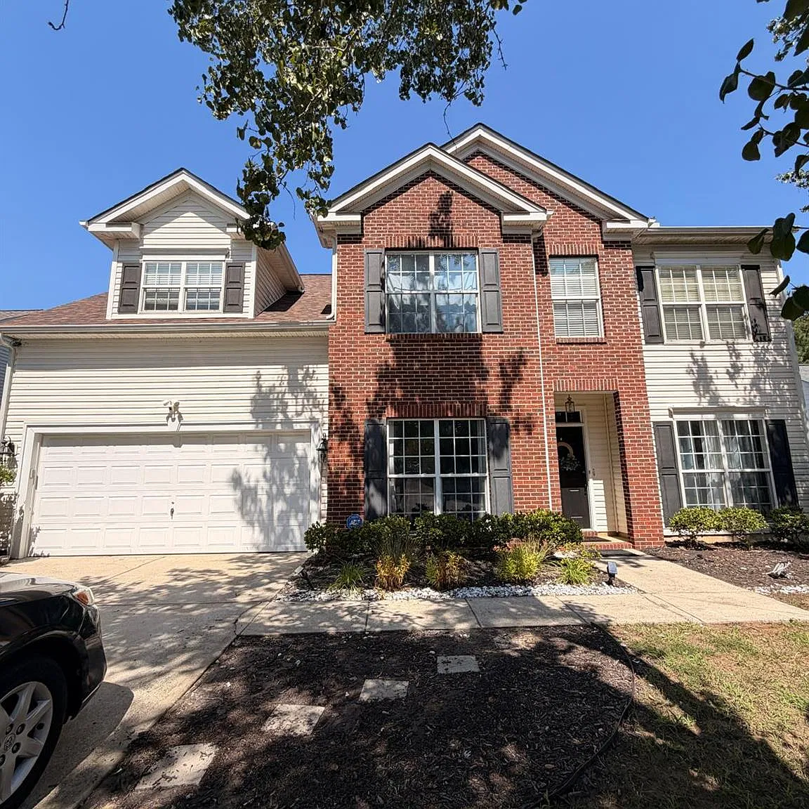 5 bed, 3.0 bath, $2,300 — Photo 2