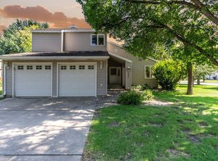 2527 W Fallcreek Ct, Grand Forks, ND 58201