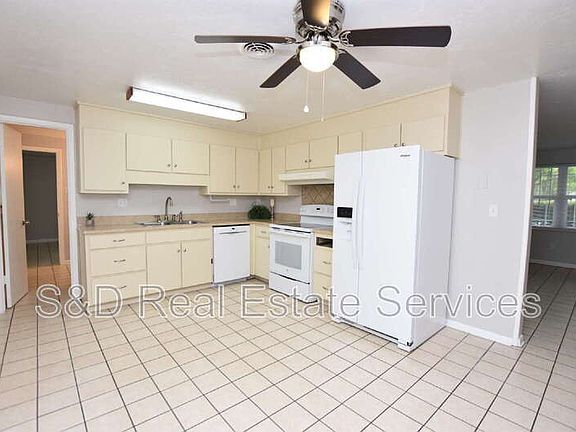 3rd image of 1424 Phyllis St