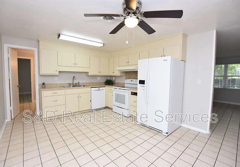 1424 Phyllis St — Photo 3