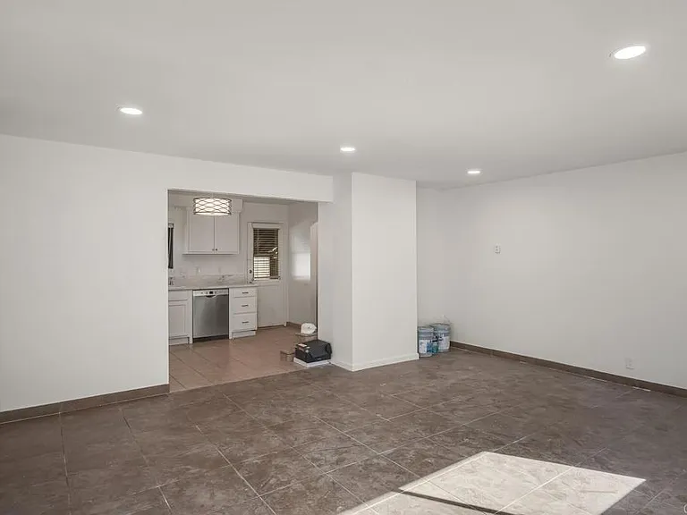 737 N Alda Dr — Photo 3