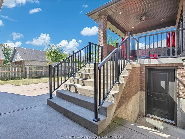 498 Sacred Heart Dr #LOWER — Photo 8