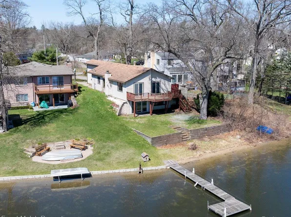 925 Mallock Rd, White Lake, MI 48386