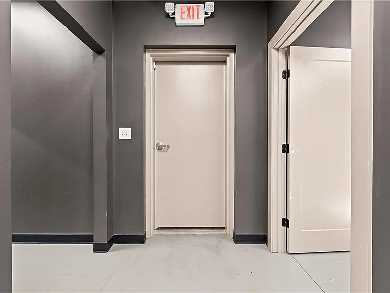 221 Columbus Dr — Photo 49