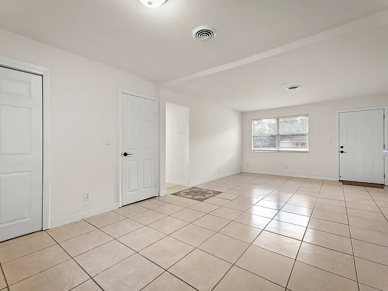6750 Snow White Dr — Photo 5