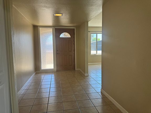 3rd image of 1946 E Ellis Dr