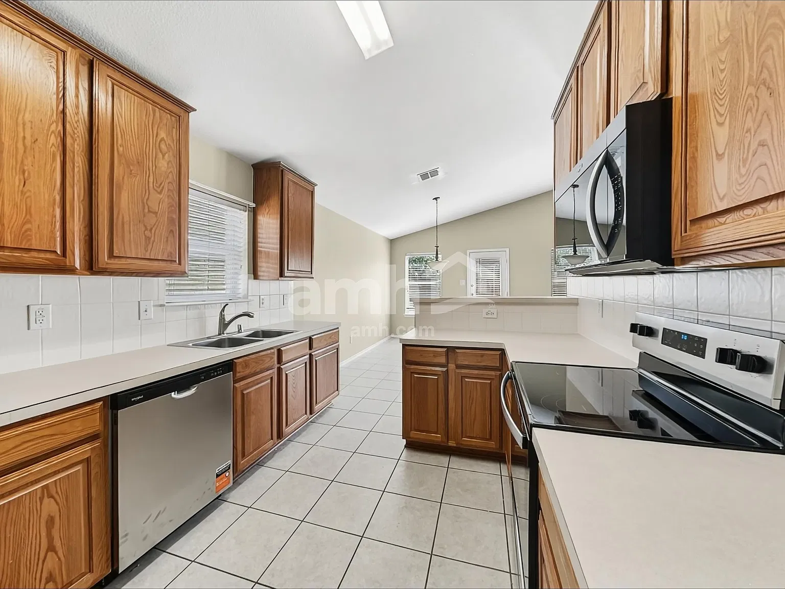 3 bed, 2.0 bath, 1524 sqft, $2,115 — Photo 3
