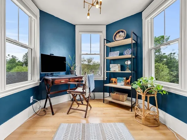 25 Barton St #3, Newburyport, MA 01950