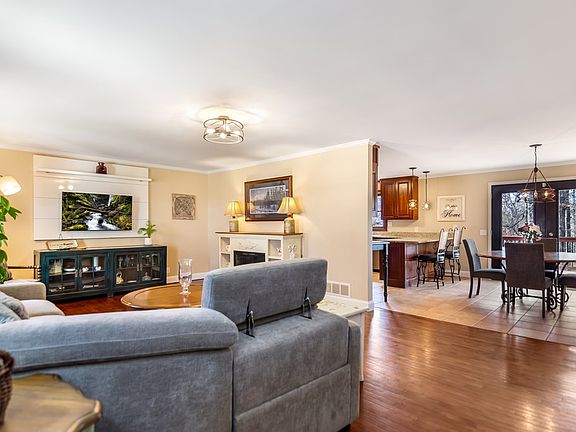 5th image of 581 Roberts Ridge Rd