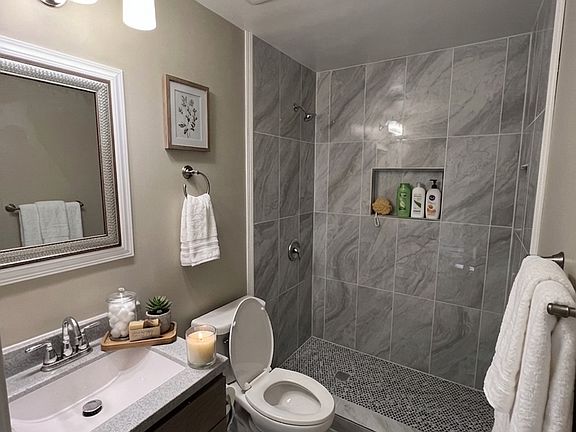 4th image of 1113-15 Burgundy Ln #1115