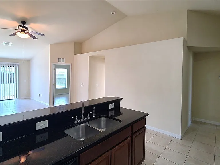 115 SE 12th Ter #115 — Photo 8