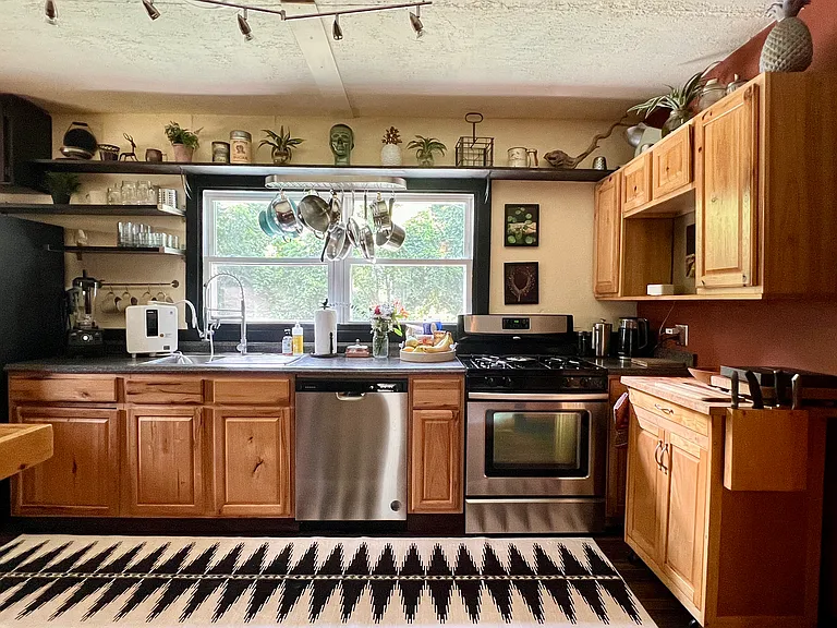 2 Domino Ln — Photo 1