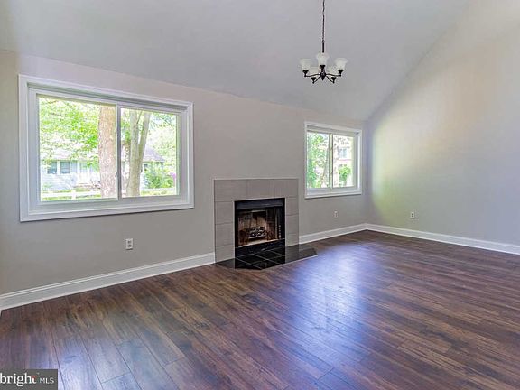 4th image of 32 Sussex Ave