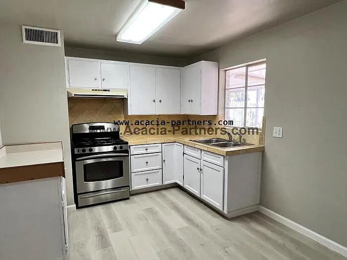 1941 W Spring St — Photo 5