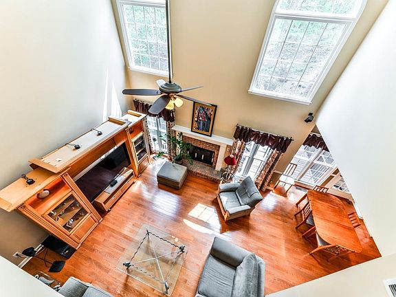 4th image of 302 Lismore Ter