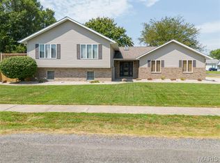 601 Best St, Staunton, IL 62088