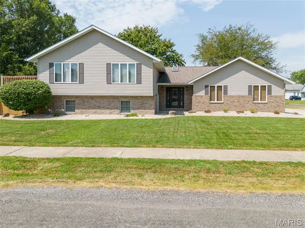 601 Best St, Staunton, IL 62088