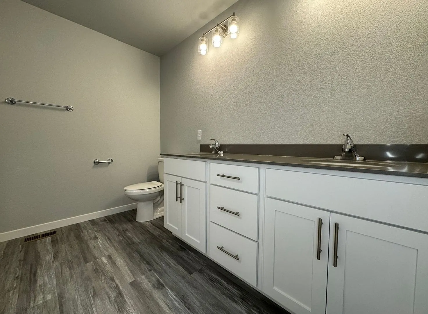 $1,000 Move-In Credit! Sign a Qualifying Lease by August 31st! — Photo 2