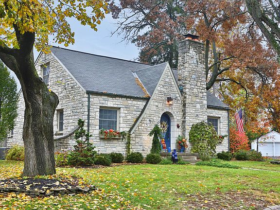 2nd image of 222 E Schreyer Pl
