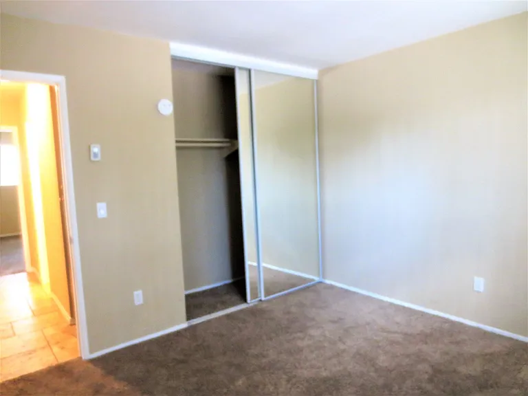 La Paloma Apartments — Photo 12