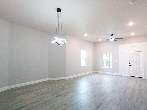 5th image of 2303 Walworth St