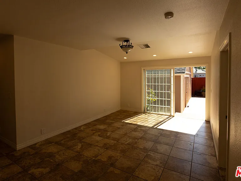 5766 Newcastle Ave — Photo 12
