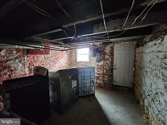 4th image of 2021 Ridgehill Ave