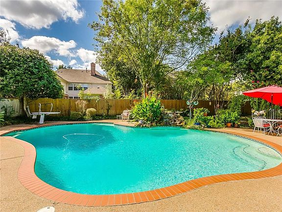 2nd image of 6821 Savannah Ln