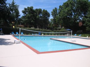 533 Sweetcreek Dr APT B, Ballwin, MO 63021