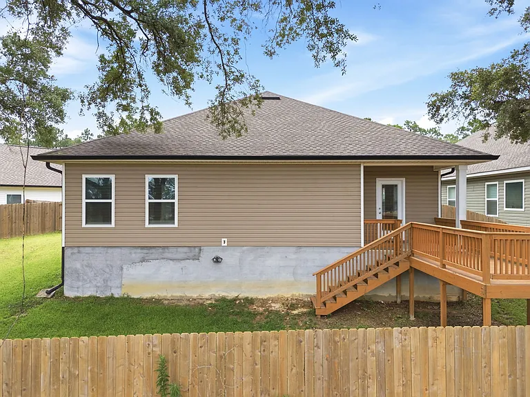 209 Camellia Dr — Photo 36