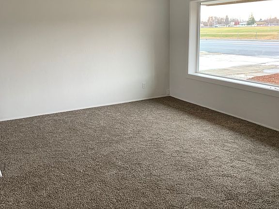 3rd image of 906 W 10th Ave