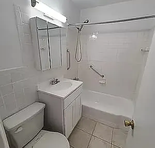 950 E 14th St #5P — Photo 6