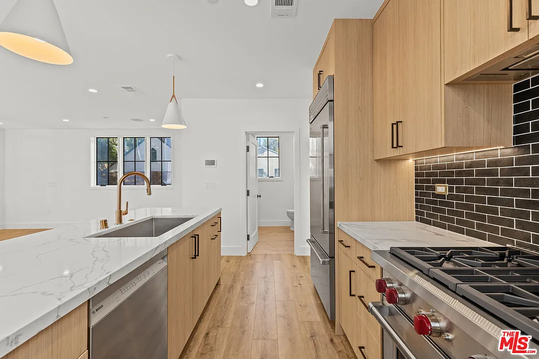 4 bed, 5.0 bath, 2172 sqft, $6,700 — Photo 1