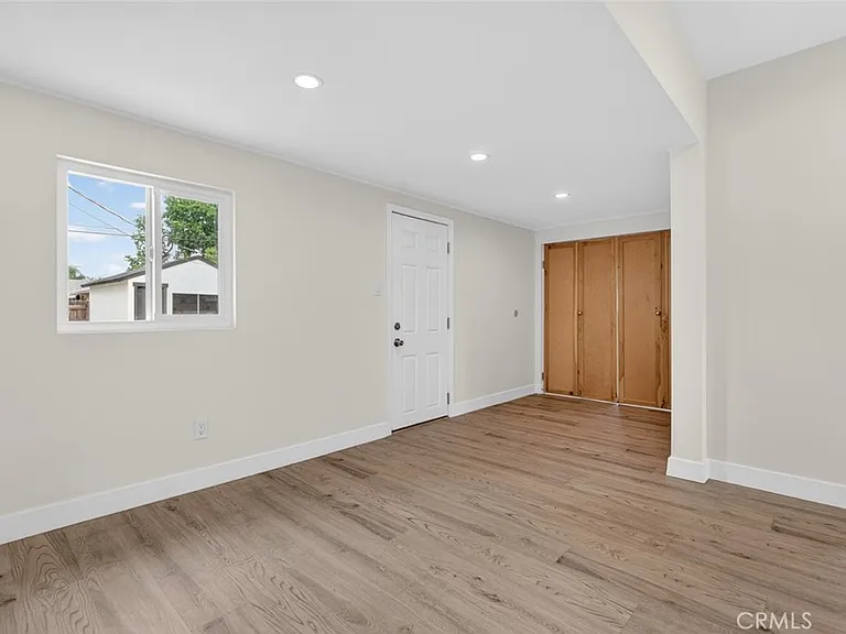 7359 Louise Ave — Photo 12