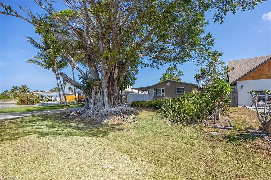 2 bed, 1.0 bath, 845 sqft, $2,300 — Photo 2