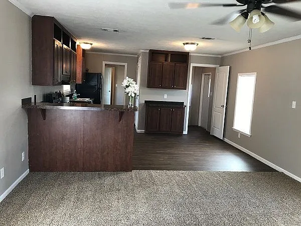 Lexington Crossing — Photo 9