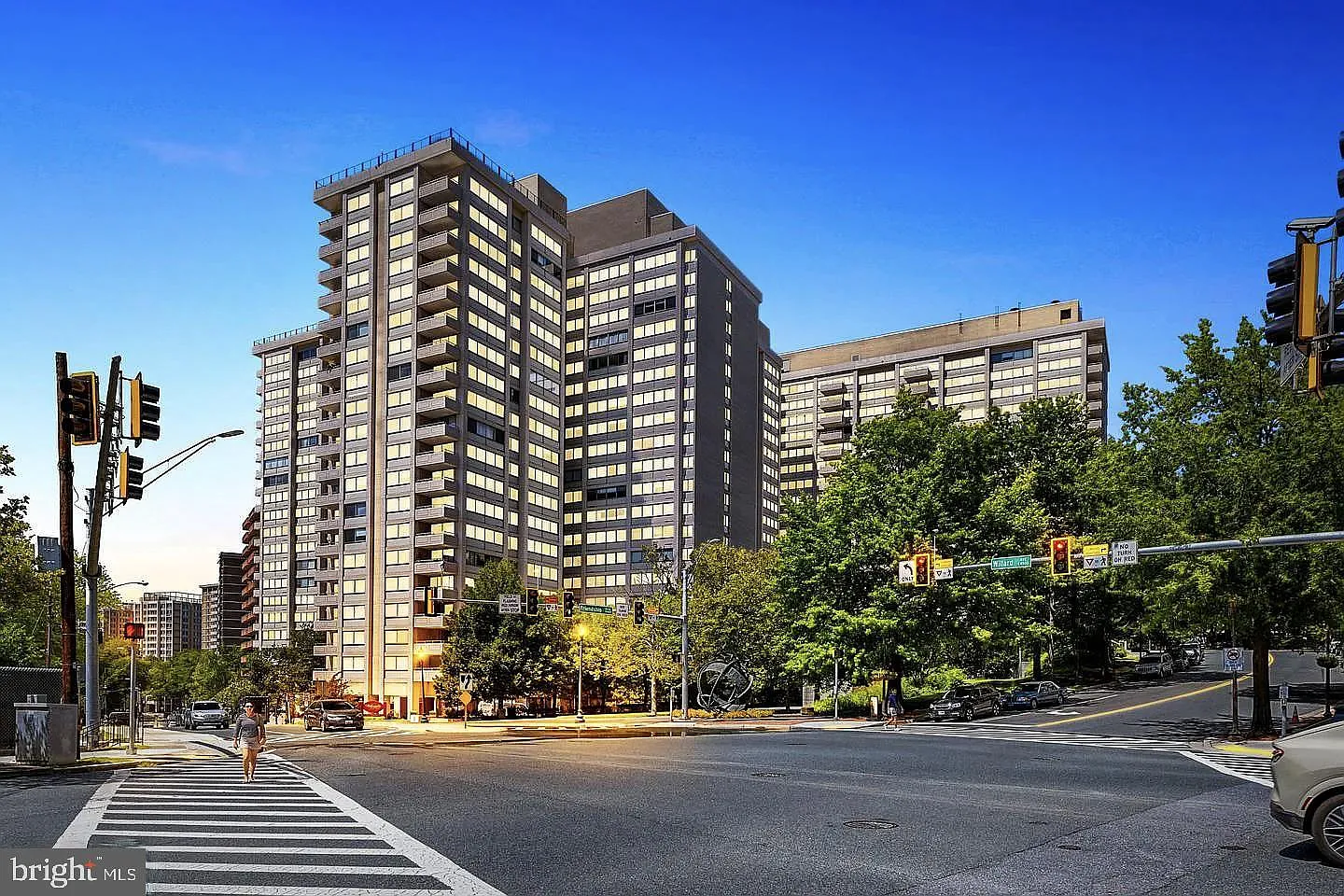 The Willoughby Condominiums — Photo 2